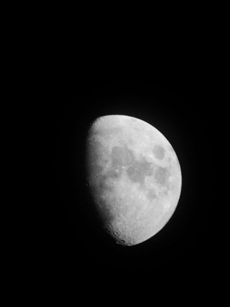 Der Mond, Halbmond. aufgenommen mit einem Teleskop. Foto von Alexander Noack, Lizenz Creativce Commons CC-BY 3.0
